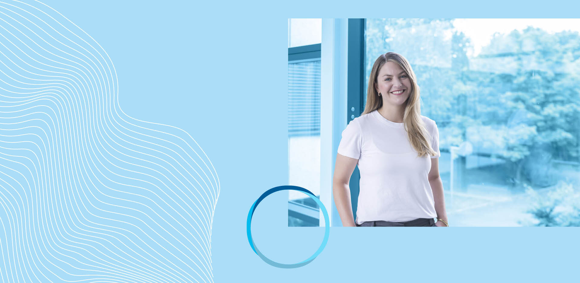 Junge Mitarbeiterin steht vor einem Fenster | Sandler Group