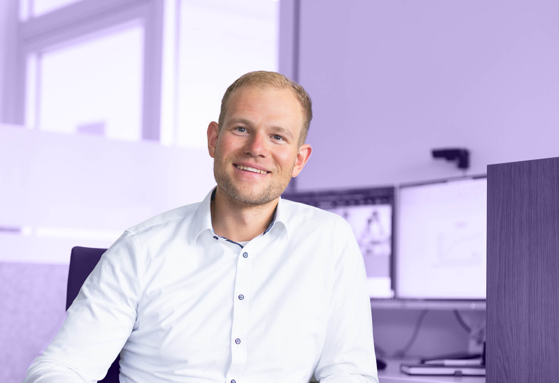 Mitarbeiter Michael Schoerner an seinem Arbeitsplatz | Sandler Group