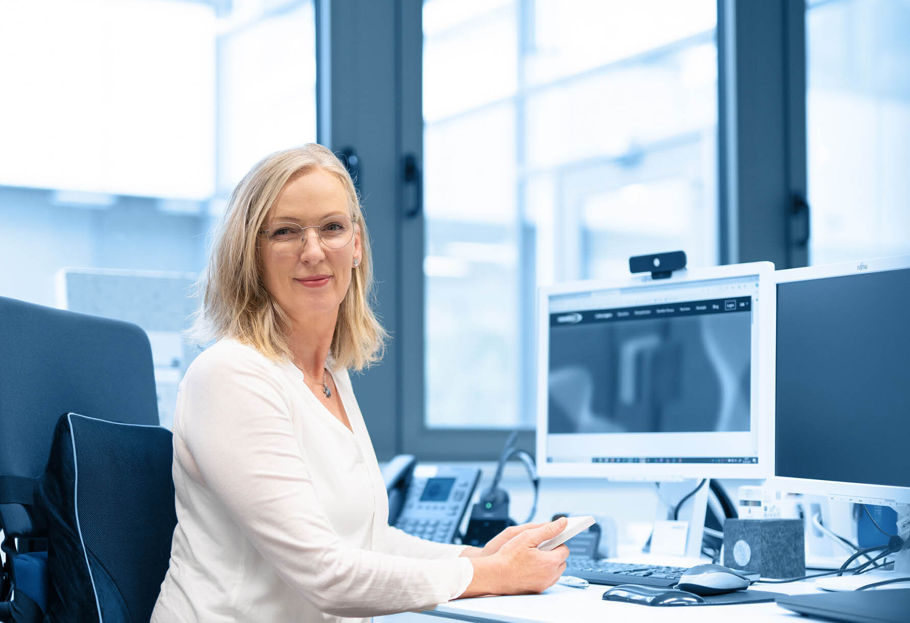 Mitarbeiterin Isabella Fritsch an ihrem Arbeitsplatz | Sandler Group