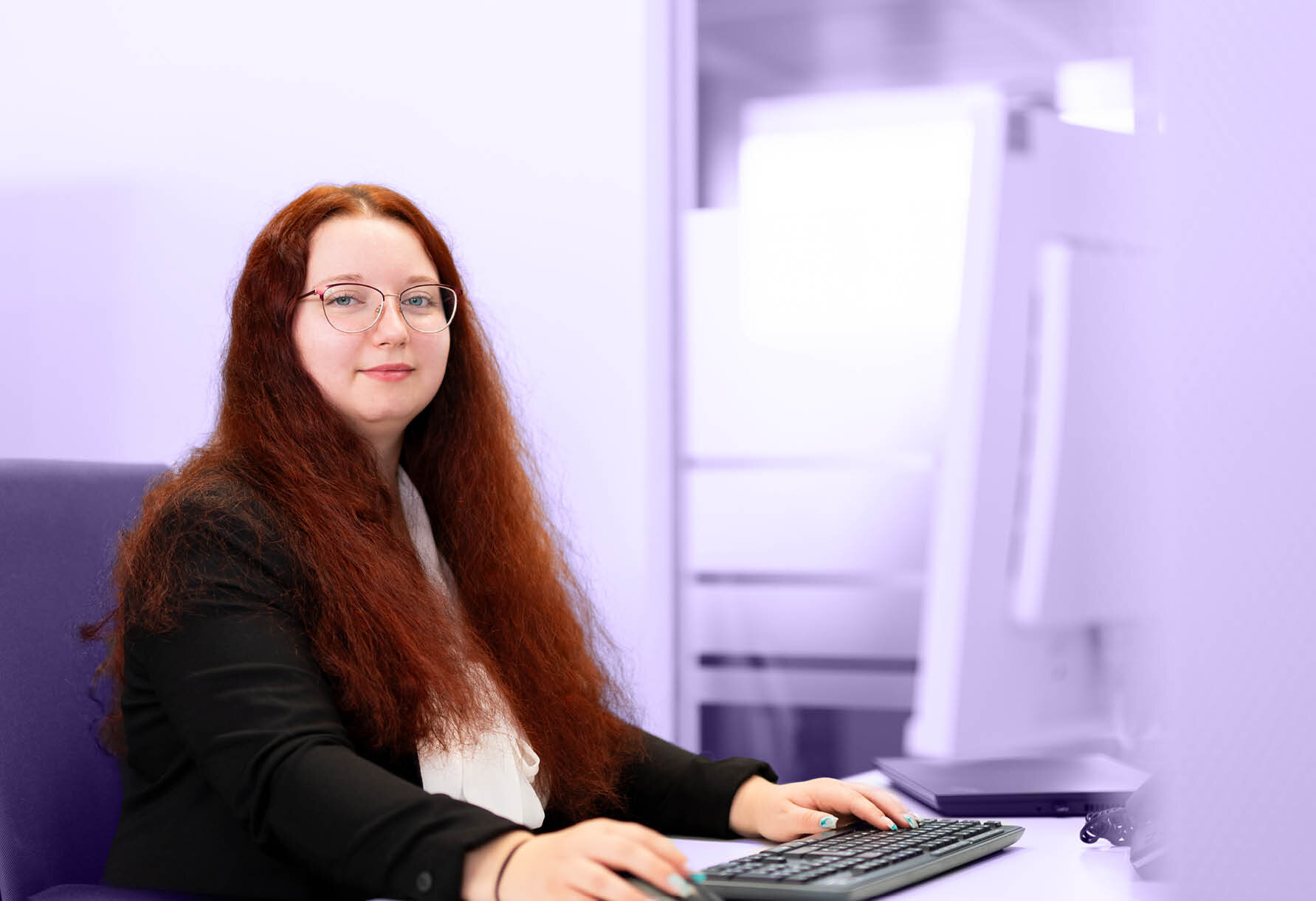 Angestellte arbeitet an einem Computer | Sandler Group
