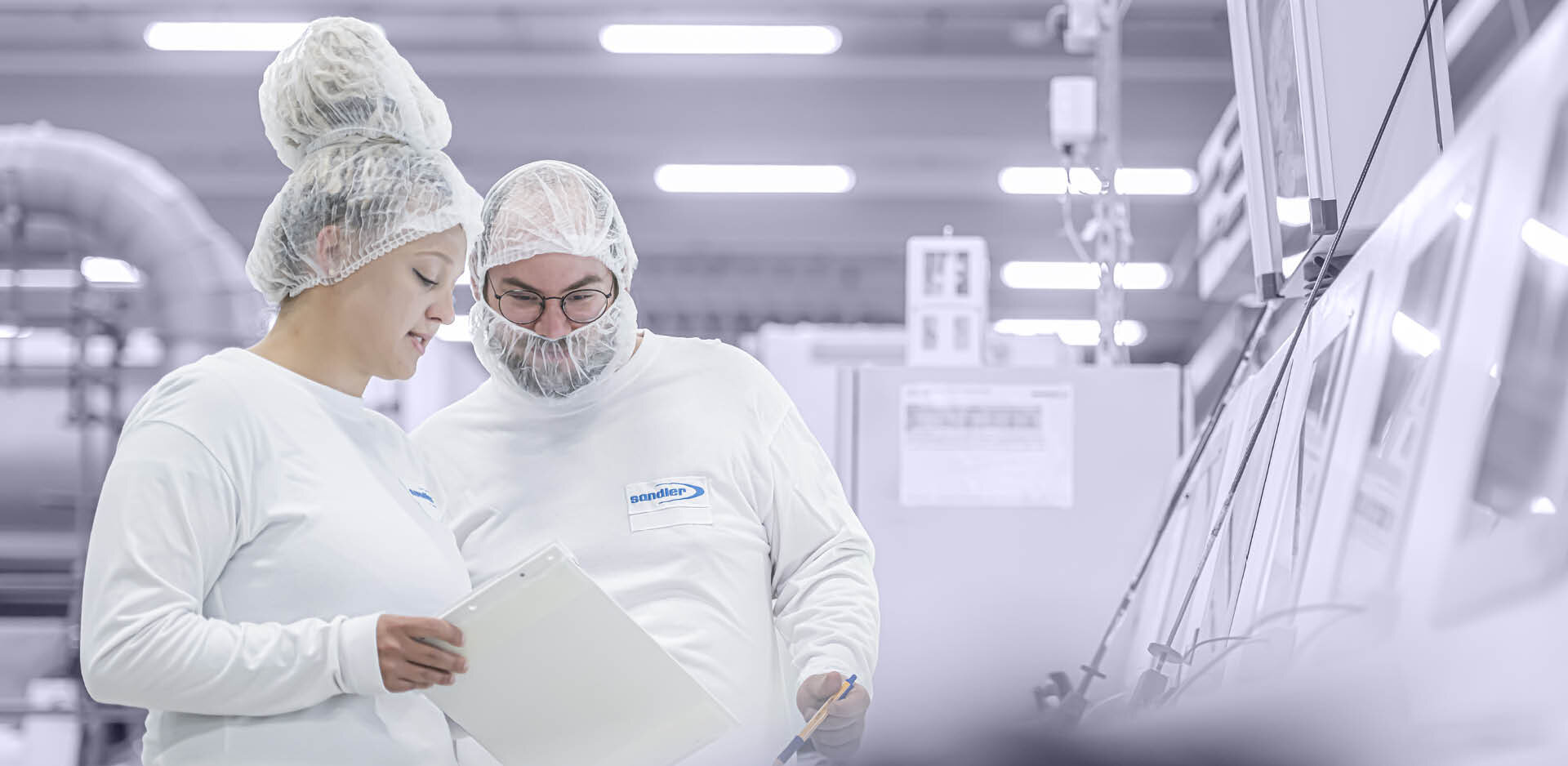 Zwei Fachkräfte in der Make Produktion | Sandler Group