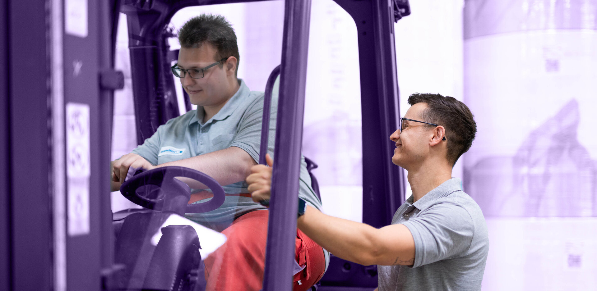 Mitarbeiter mit Stapler im Logistikbereich | Sandler Group