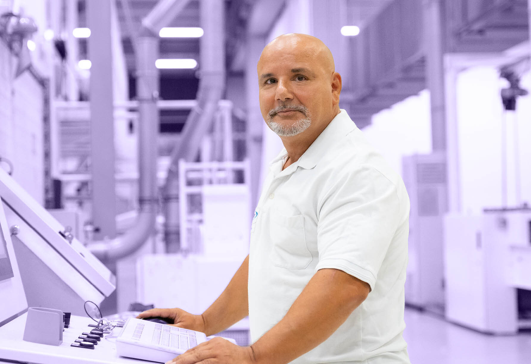 Michael Pisano an einer Industrieanlage | Sandler Group
