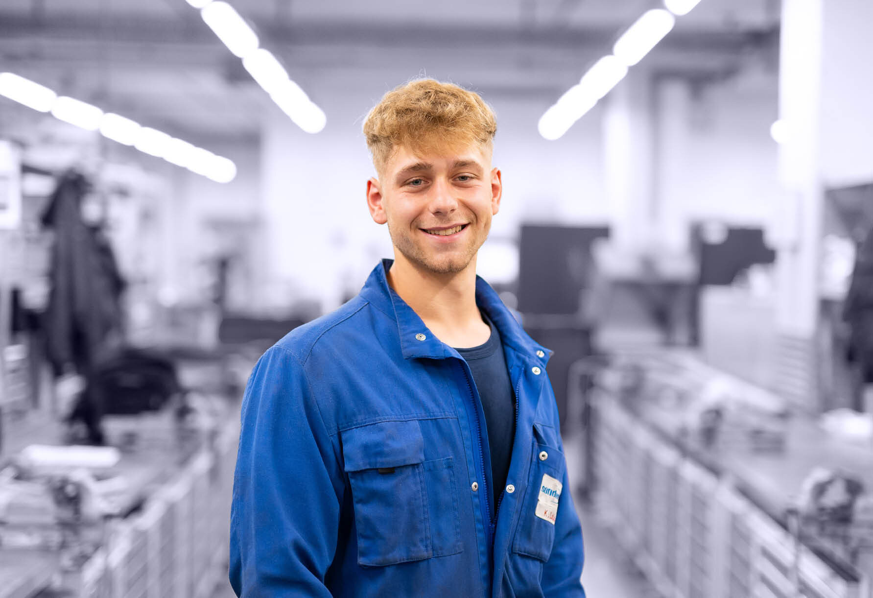 Mitarbeiter Kevin Lottes an seinem Arbeitsplatz | Sandler Group