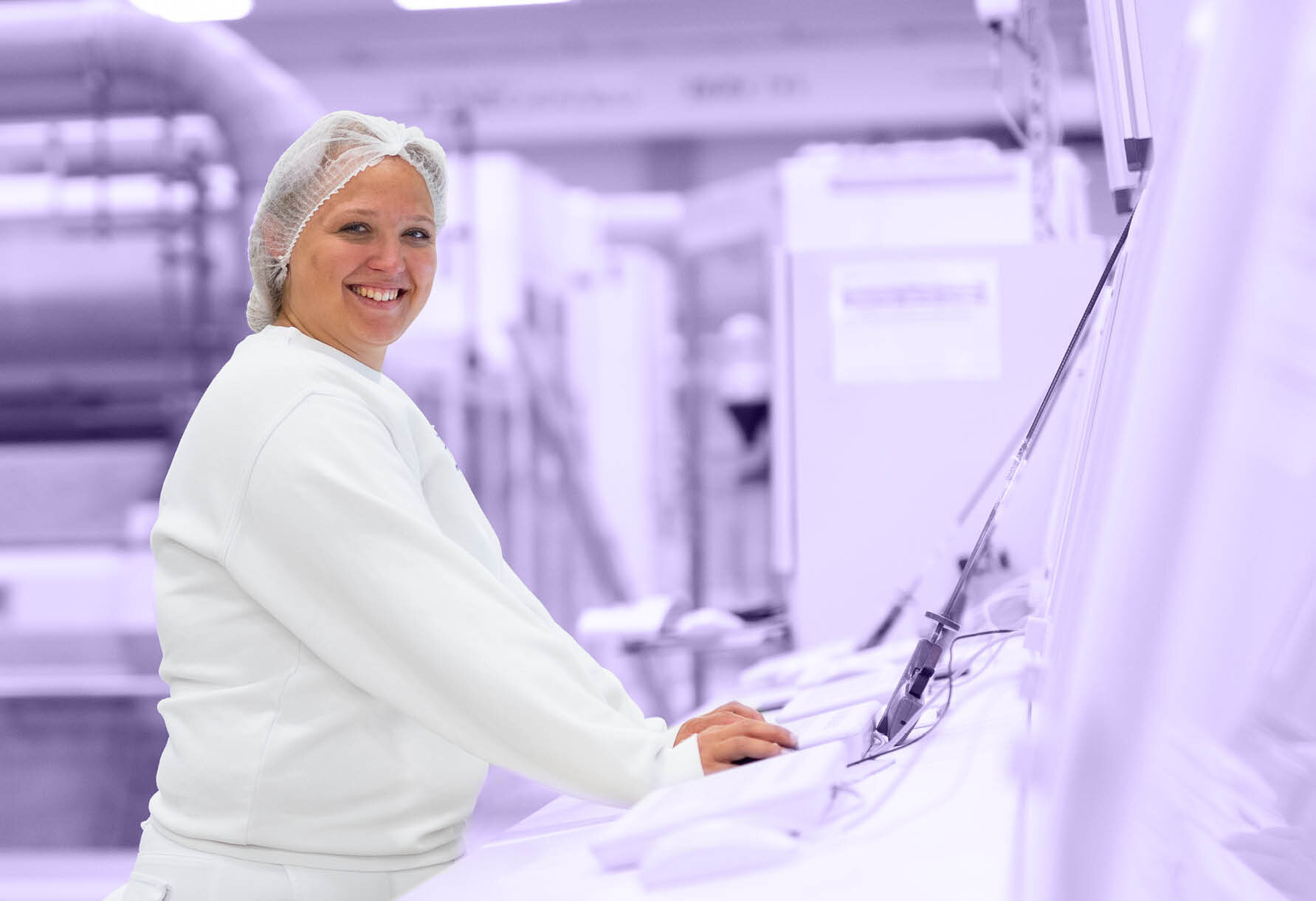 Mitarbeiterin Franziska Sarembe an ihrem Arbeitsplatz | Sandler Group