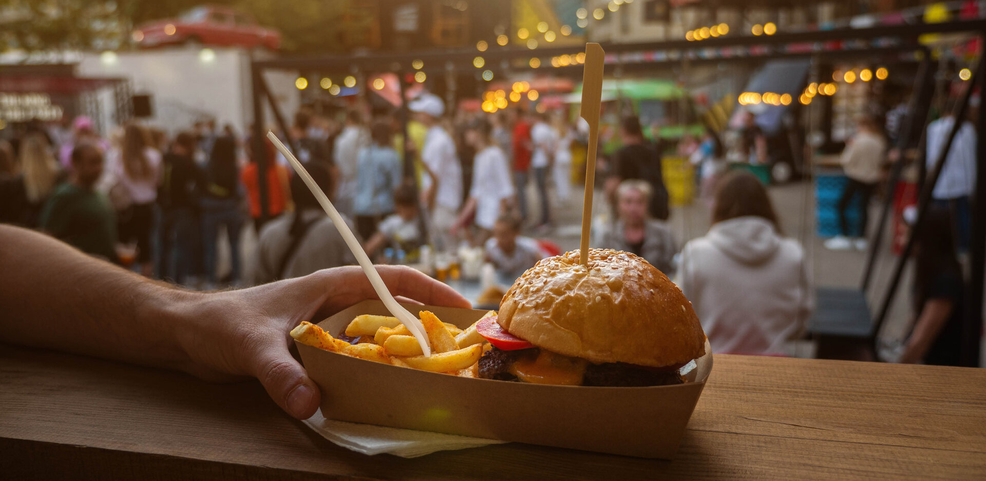 Burger mit Pommes auf einem Event in Perry USA | Sandler Group