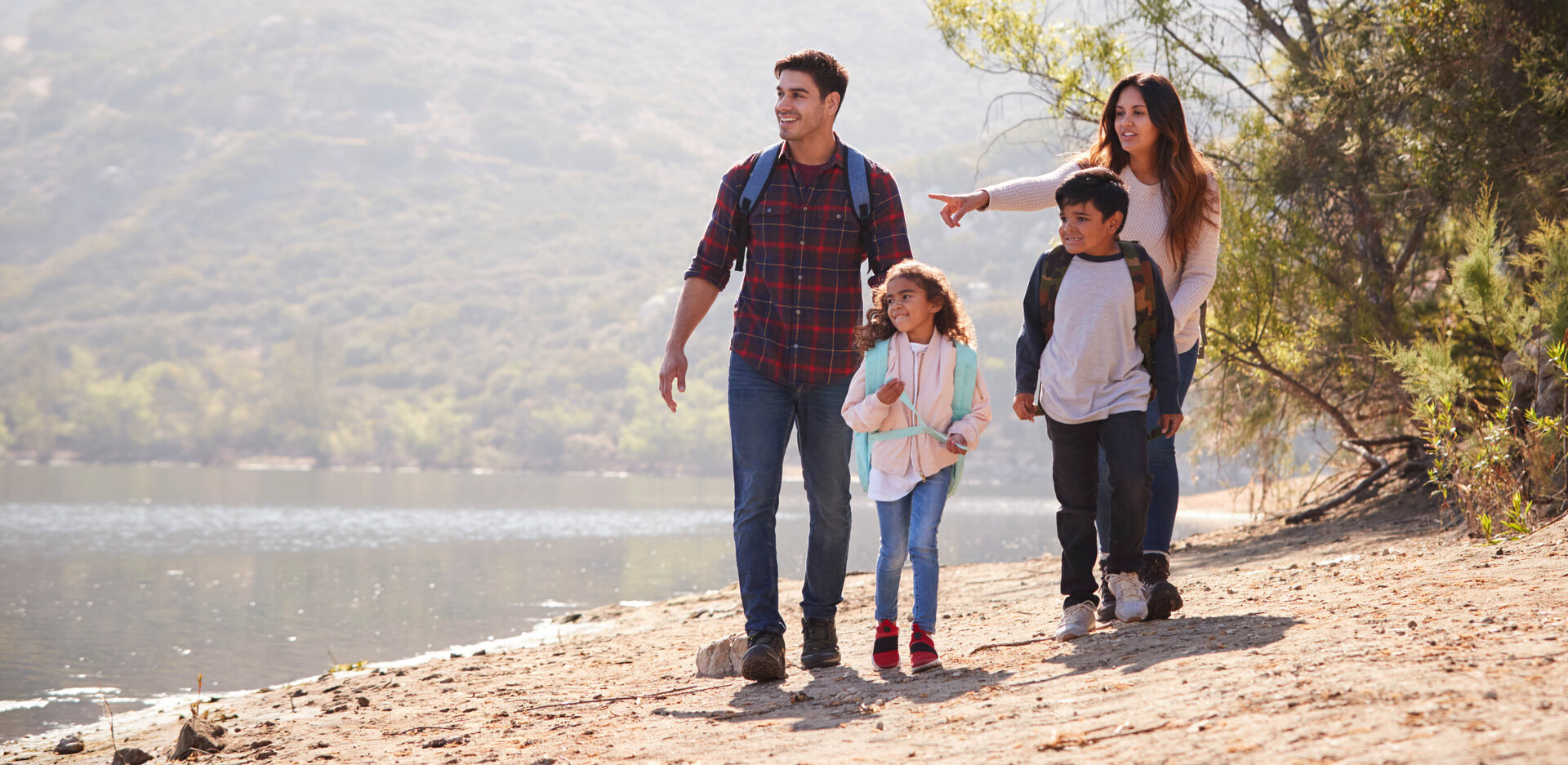 Familie wandert an einem See Perry USA | Sandler Group