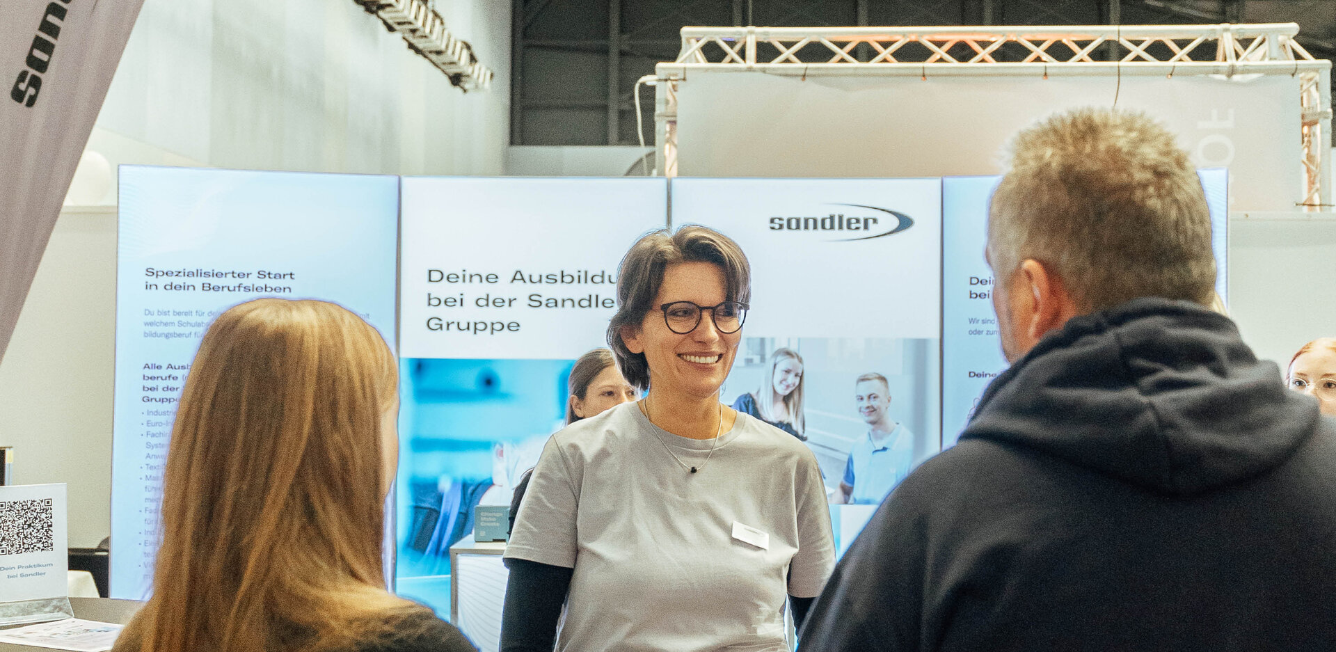 Ausbildungsmesse-Stand mit Interessierten | Sandler Group