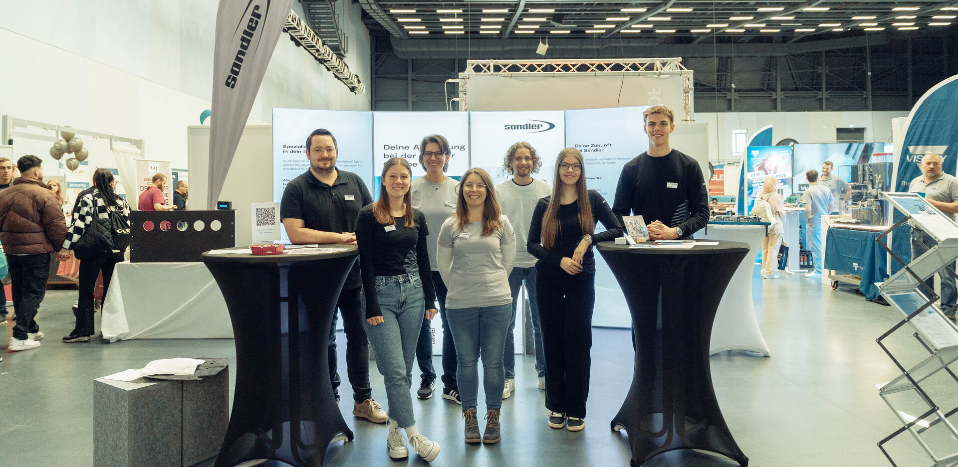 Ausbildungsmessestand mit Auszubildenden | Sandler Group