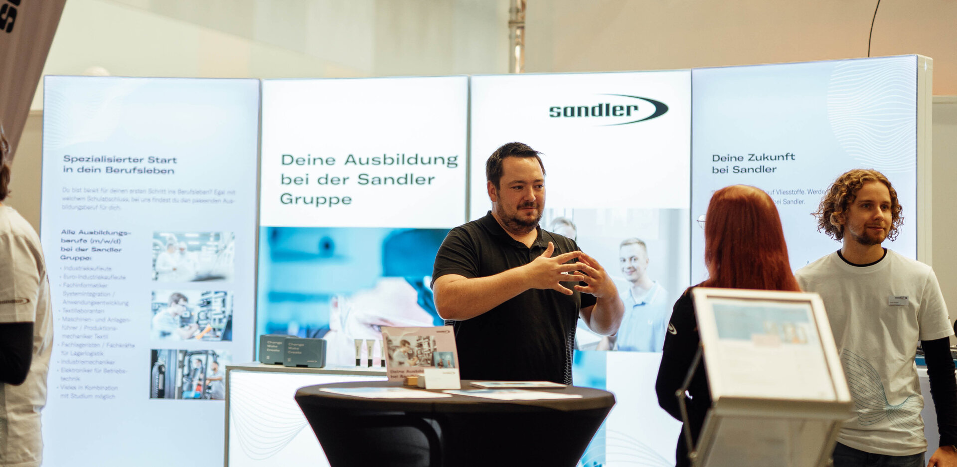 Ausbildungsmesse-Stand mit Interessierten | Sandler Group